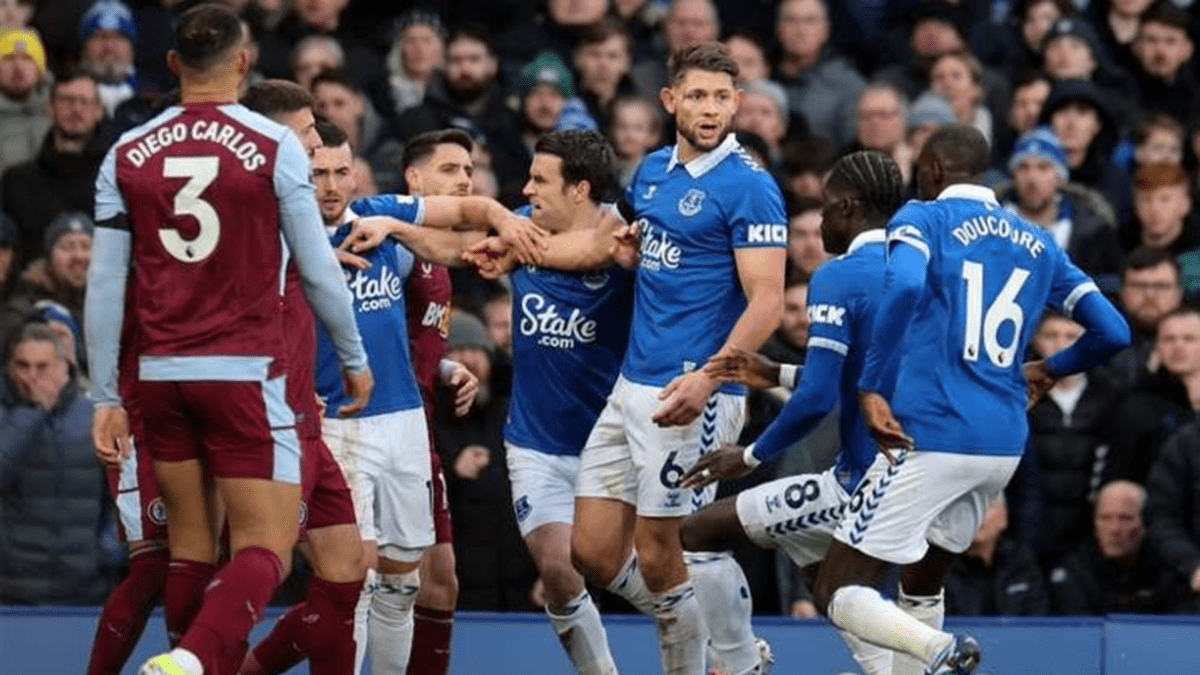 الدوري الانكليزي: ايفرتون يتابع حصد النقاط ويعرقل استون فيلا