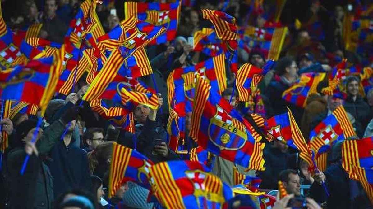 إقصاء مشجعي برشلونة من ملعب مارادونا بسبب استخدام الألعاب النارية