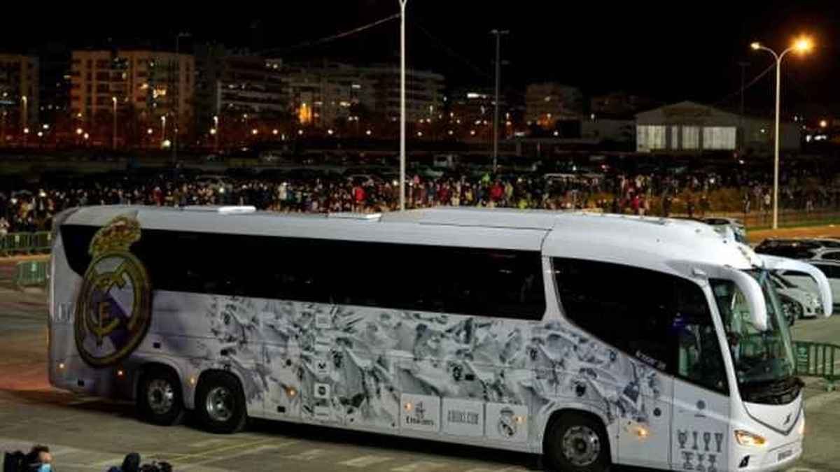 حافلة ريال مدريد تتعرض لحادث في ألمانيا قبيل مواجهة لايبزيغ في دوري أبطال أوروبا