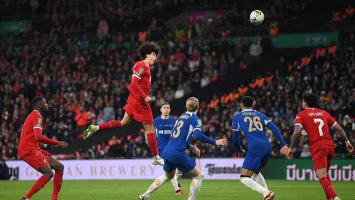 ليفربول يتوج بلقب كأس الرابطة بعد فوز صعب على تشيلسي