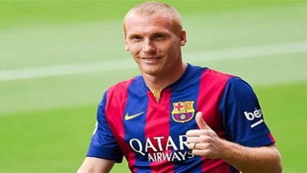 مدافع برشلونة السابق يفتح النار على إنريكي بسبب معاناته خلال تواجده بالفريق