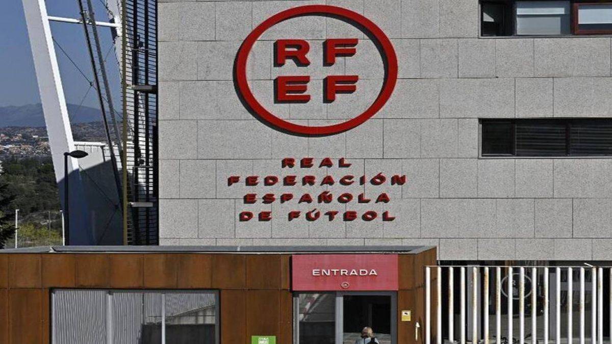 الحكومة الإسبانية تضع اتحاد كرة القدم تحت الوصاية بسبب فضيحة القبلة القسرية