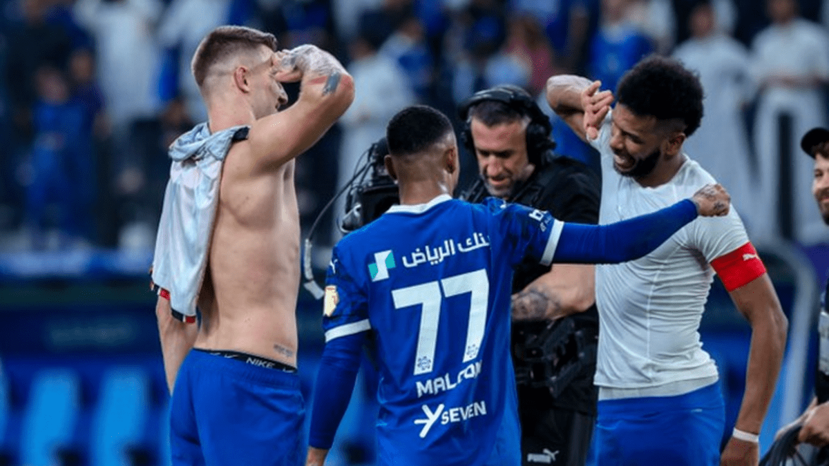 الهلال ينتزع فوزًا مثيرًا على الرائد في الوقت القاتل