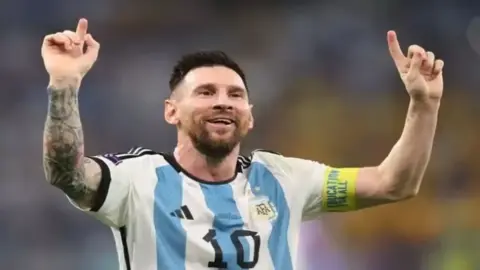 ميسي يهنئ منتخب الأرجنتين للشباب بعد تأهله لنهائي كأس العالم 2025