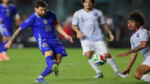 ميسي يتألق ويقود الأرجنتين لاكتساح بورتو ريكو بسداسية