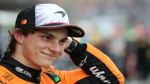 جورج راسل يفوز بجائزة سنغافورة الكبرى… وأوسكار بياستري يعلّق على احتكاكه مع نوريس