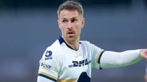 آرون رامسي يرحل عن بوماس أونام بالتراضي