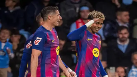 برشلونة يهزم سلتا فيغو برباعية ويقلص الفارق مع ريال مدريد