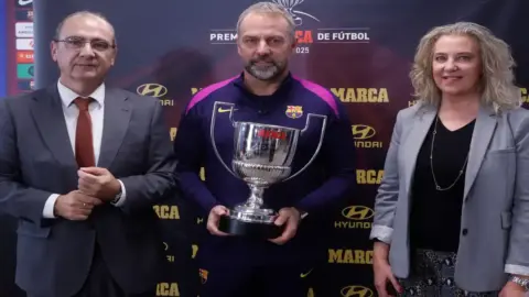 فليك يفوز بجائزة أفضل مدرب… ويؤكد: نجاح برشلونة عمل جماعي لا يُنسب لشخص واحد