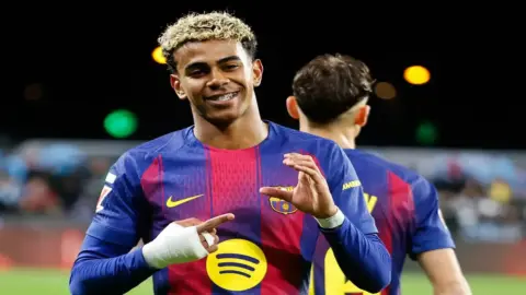 يامال يخطف جائزة دي ستيفانو ويتحدى الكبار: أريد كل شيء هذا الموسم