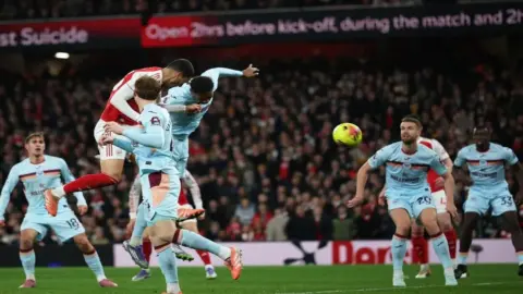 أرسنال يعزز صدارته للدوري الإنجليزي بفوز مستحق على برينتفورد