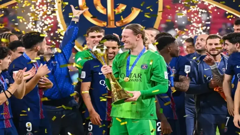 سافونوف يكتب التاريخ مع باريس سان جيرمان ويقود الفريق إلى السداسية العالمية