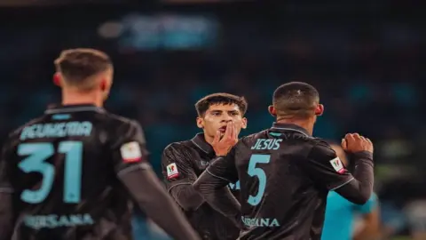 نابولي يعبر كالياري بصعوبة ويتأهل عبر ركلات الترجيح في كأس إيطاليا