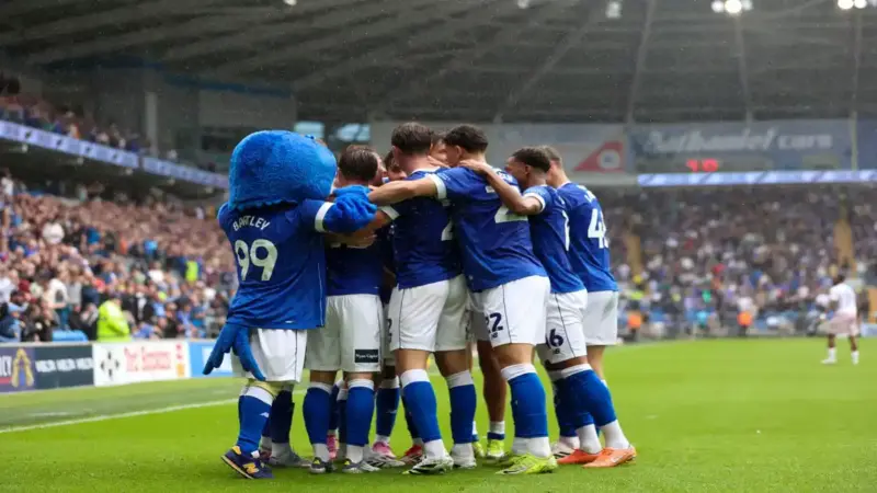 الموعد والقنوات الناقلة لمباراة كارديف سيتي و تشيلسي برسم كأس الرابطة الإنجليزية