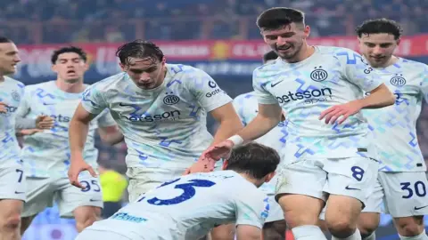 إنتر ميلانو يتصدر الدوري الإيطالي بفوز صعب على جنوى