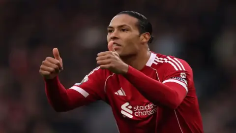 فان دايك يدافع عن كوناتي ويشدد على قوة العمل الجماعي في ليفربول