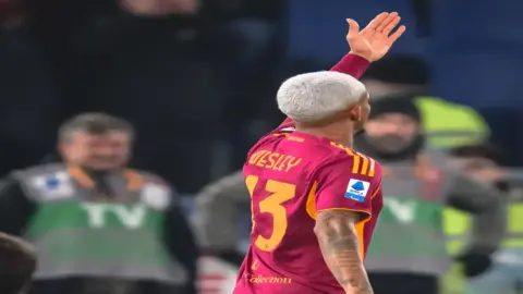 روما يواصل مطاردة الصدارة بفوز ثمين على كومو في الدوري الإيطالي