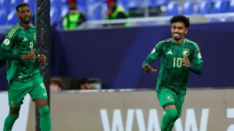 الموعد والقنوات الناقلة لمباراة السعودية و الإمارات برسم كأس العرب