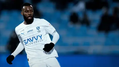 الهلال يتعثر بعد 21 انتصاراً متتالياً ويكتفي بالتعادل مع الرياض في ديربي مثير