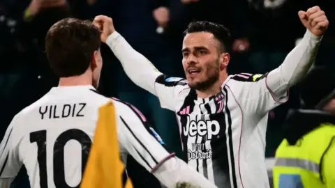 يوفنتوس يسحق نابولي برباعية نظيفة في تورينو