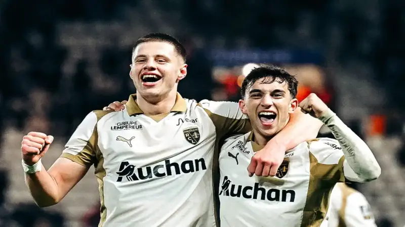 لانس يسحق باريس FC بخماسية تاريخية ويخطف صدارة الدوري الفرنسي مؤقتًا