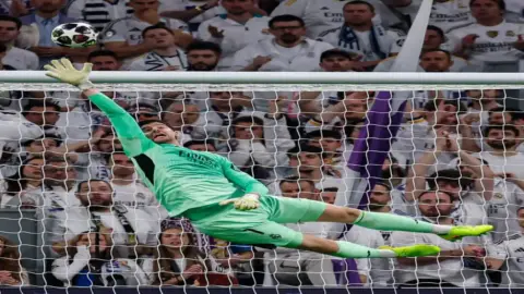 ريال مدريد يتأهل إلى دور الـ16 بدوري الأبطال بعد فوز مثير على بنفيكا