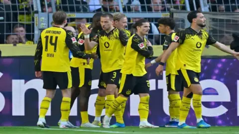 بوروسيا دورتموند يسحق فرايبورغ بـ4 أهداف ويعزز وصافته