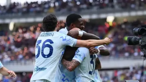 انتر يفرط يتعادل مع تورينو ويُشعل الصراع على الصدارة