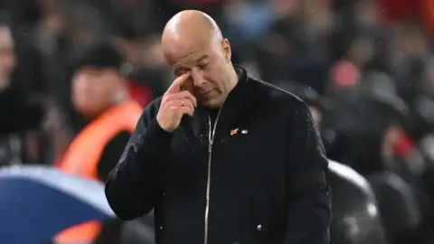 كيف برر سلوت خسارة ليفربول أمام باريس سان جيرمان؟