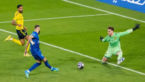 بنتو يُهدي الهلال نقطة ثمينة.. النصر يفشل في حسم اللقب أمام الزعيم