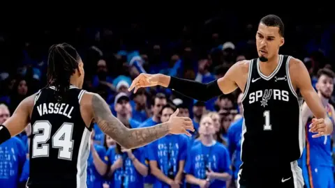 سان أنطونيو سبيرز يُسقط أوكلاهوما ثاندر في نهائيات الـNBA
