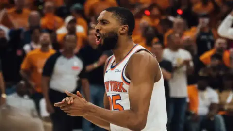 نيويورك نيكس يُسقط سبيرز في أولى نهائيات الـNBA