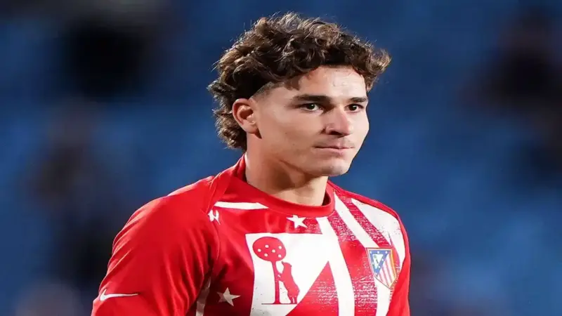 جوليان ألفاريز يبلغ دييغو سيميوني برغبته في الانتقال إلى برشلونة