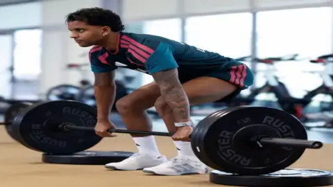 ريال مدريد يتلقى صدمة بشأن رودريغو!