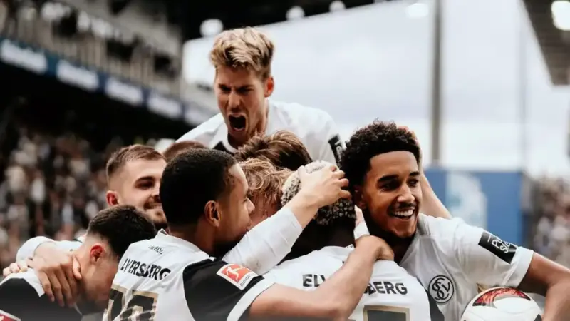 إلفيرسبيرغ يحقق مفاجأة مدوية أمام ليفركوزن ويفوز 3-2 في ظهوره الأول بالبوندسليغا