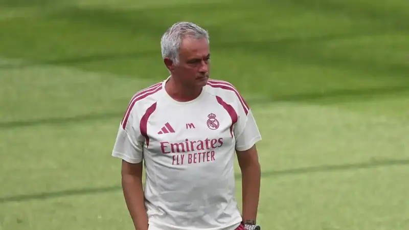 جوزيه مورينيو يطالب إدارة ريال مدريد بحسم صفقة مدافع جديد خلال الميركاتو الصيفي