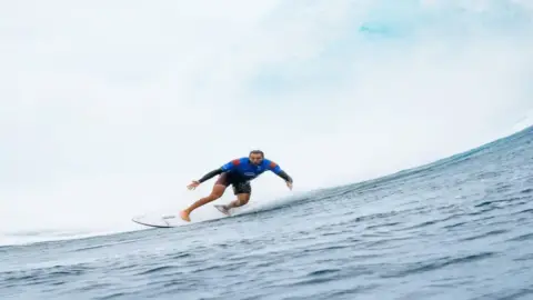 بوخيام يواصل التألق في تاهيتي ويبلغ ربع نهائي الـTahiti Pro