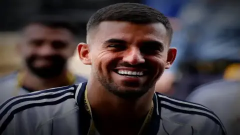نابولي يتحرك لضم سيبايوس