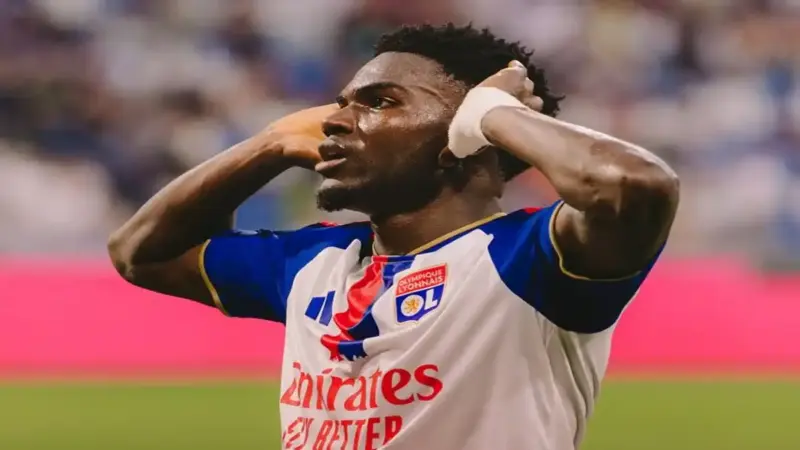 ليون يكتسح رين برباعية ويشعل صراع القمة في الدوري الفرنسي